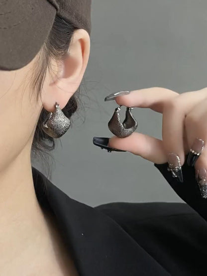 Retro Gun Black Irregular Ear Clip