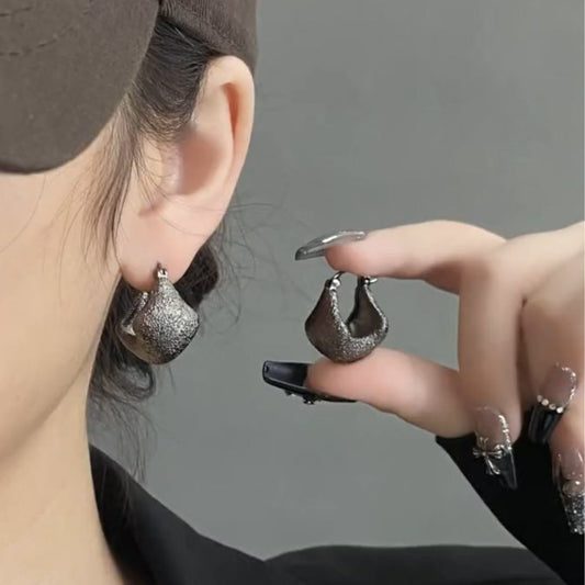 Retro Gun Black Irregular Ear Clip