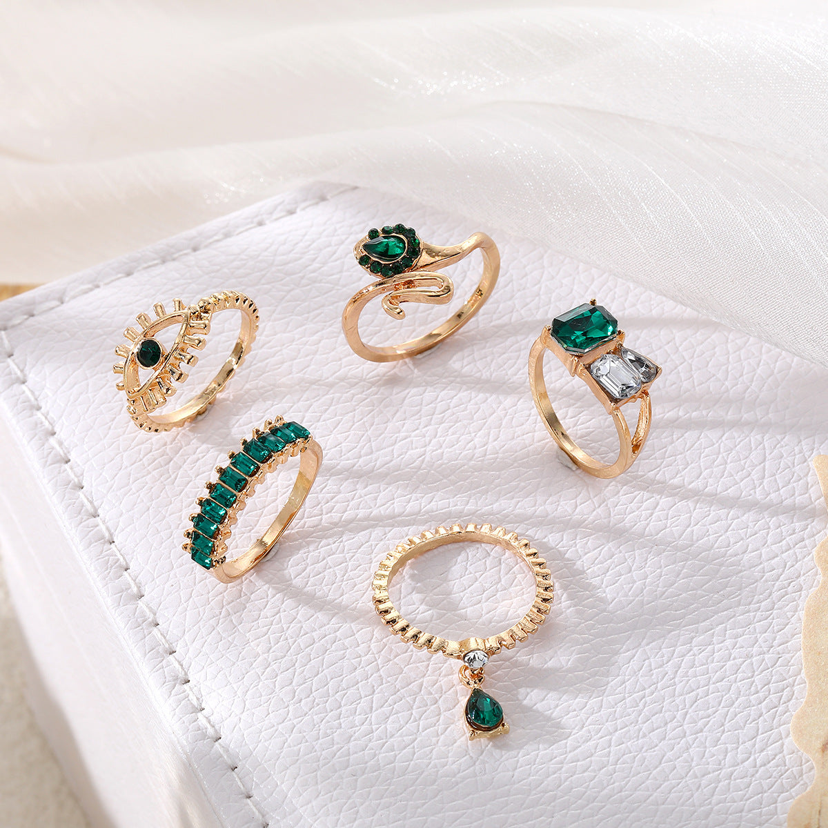 Emerald Diamond-studded Ring Suit Women