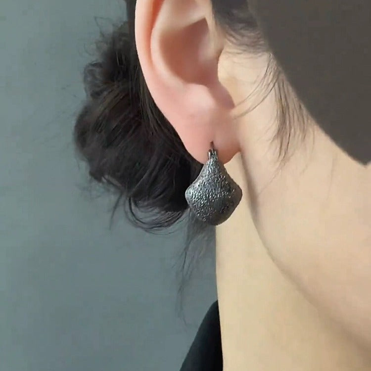 Retro Gun Black Irregular Ear Clip